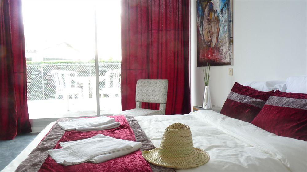 Hotel Sable Et Soleil - Port, Plage Et Jacuzzi Prive Fréjus Екстериор снимка