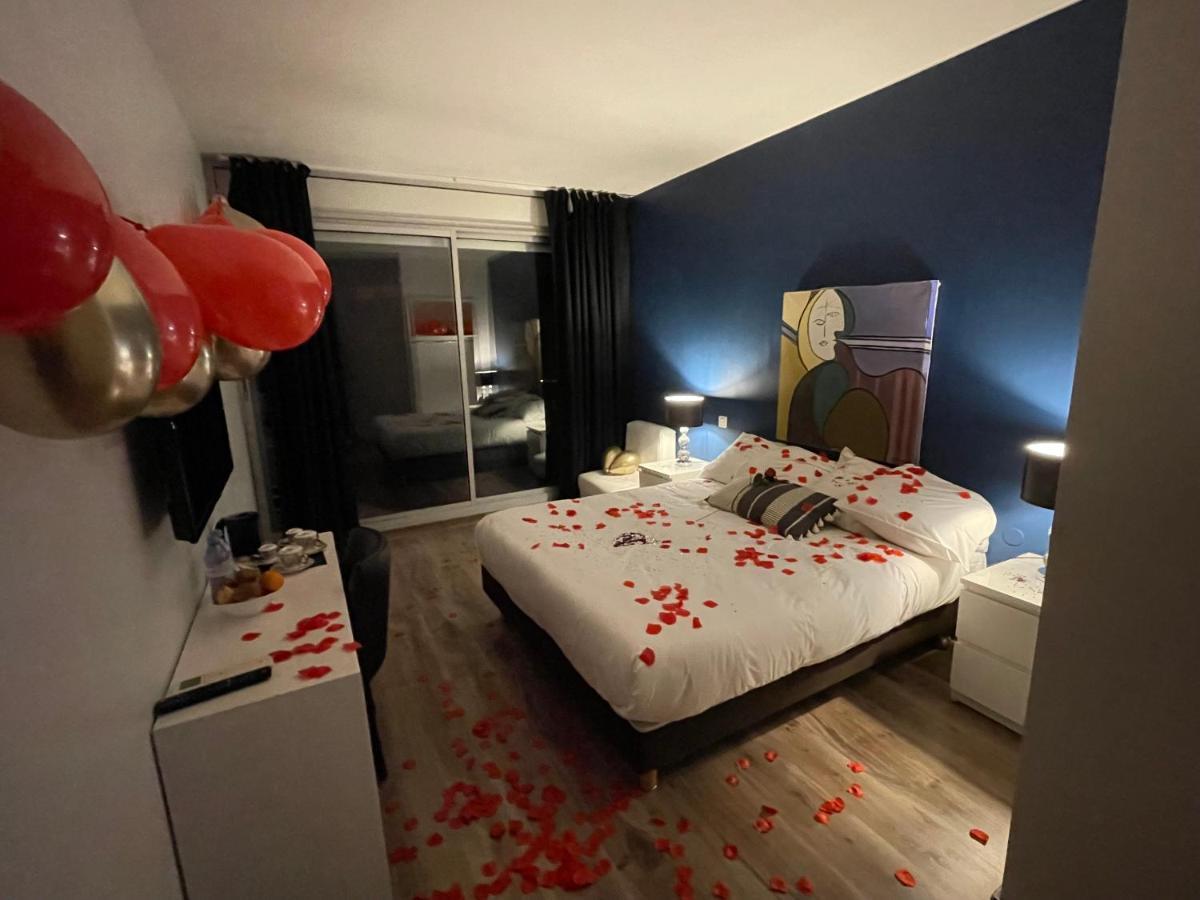 Hotel Sable Et Soleil - Port, Plage Et Jacuzzi Prive Fréjus Екстериор снимка