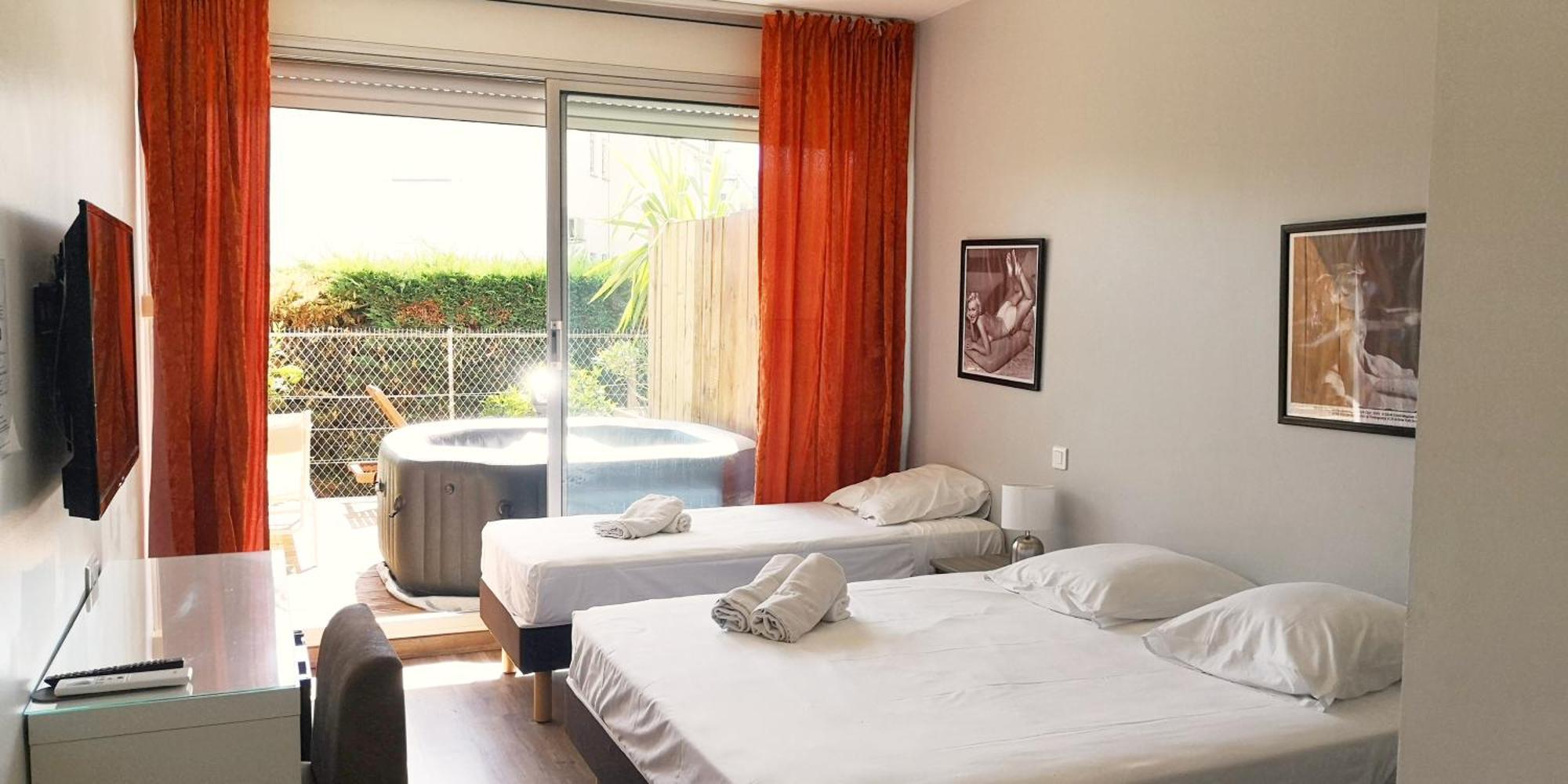 Hotel Sable Et Soleil - Port, Plage Et Jacuzzi Prive Fréjus Стая снимка
