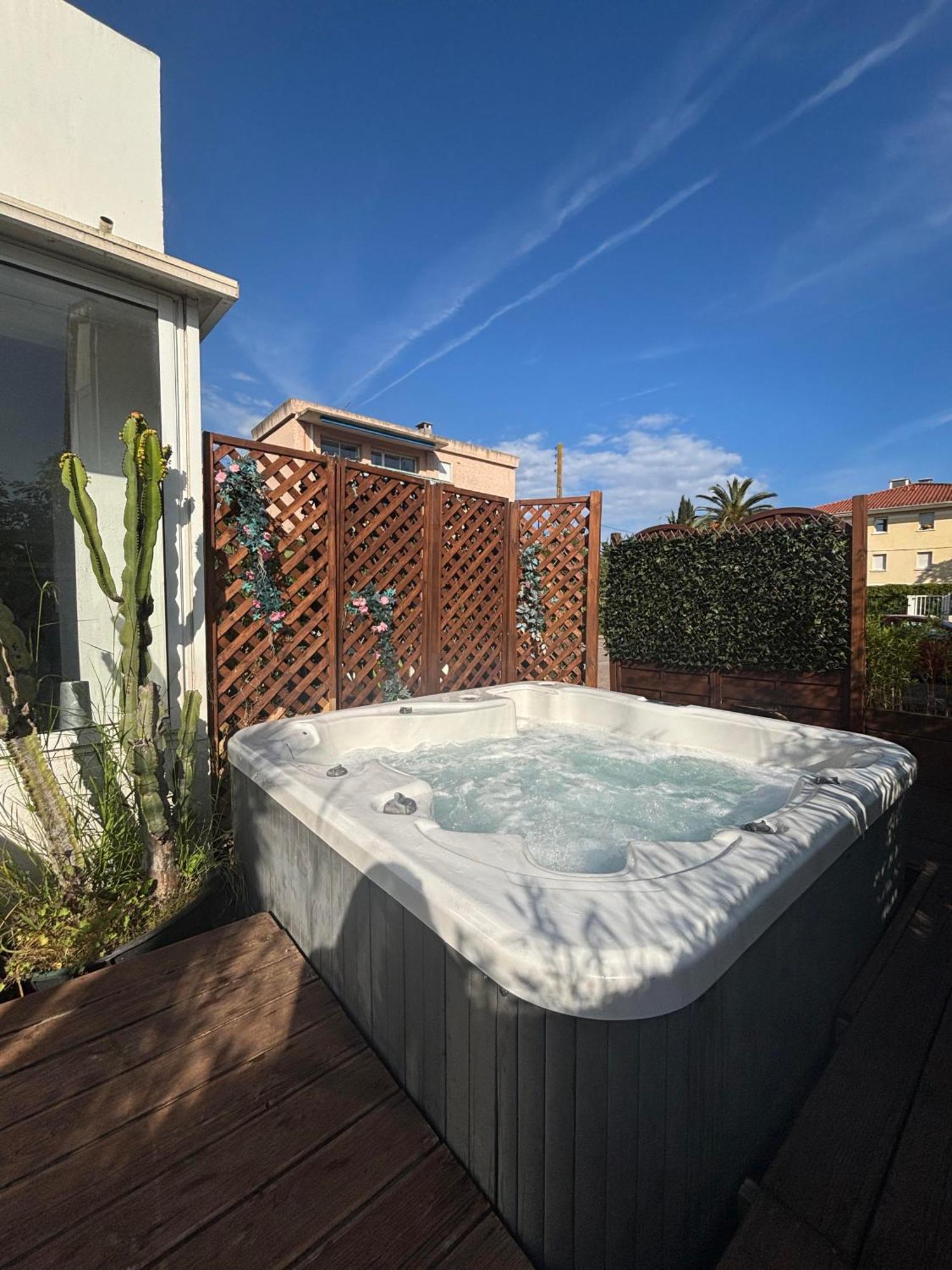 Hotel Sable Et Soleil - Port, Plage Et Jacuzzi Prive Fréjus Екстериор снимка