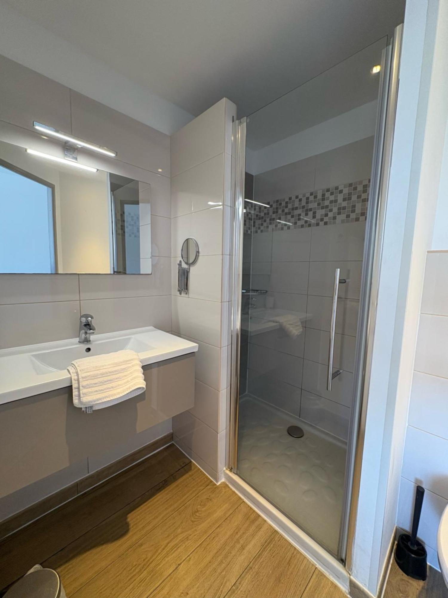 Hotel Sable Et Soleil - Port, Plage Et Jacuzzi Prive Fréjus Екстериор снимка