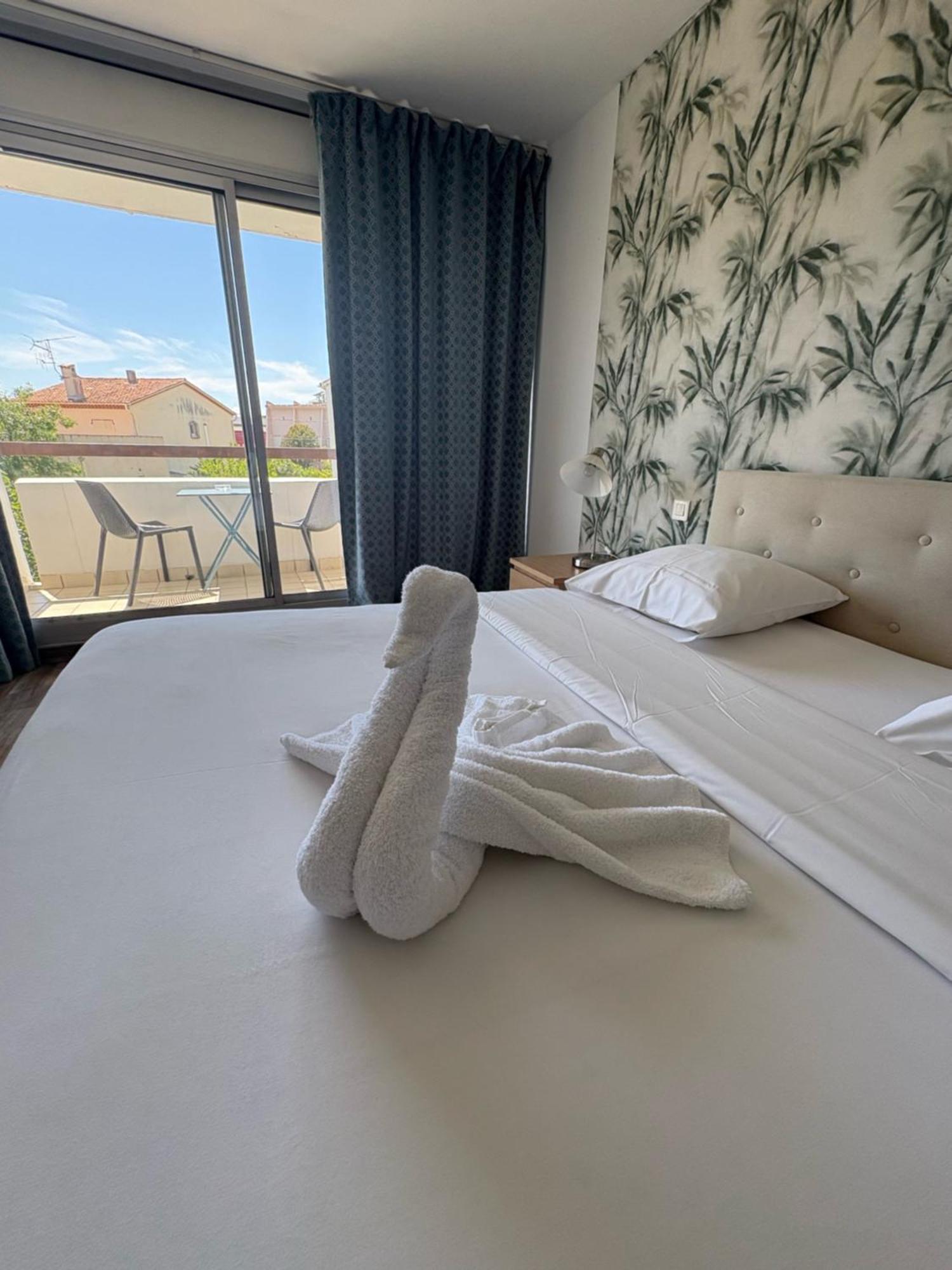 Hotel Sable Et Soleil - Port, Plage Et Jacuzzi Prive Fréjus Екстериор снимка