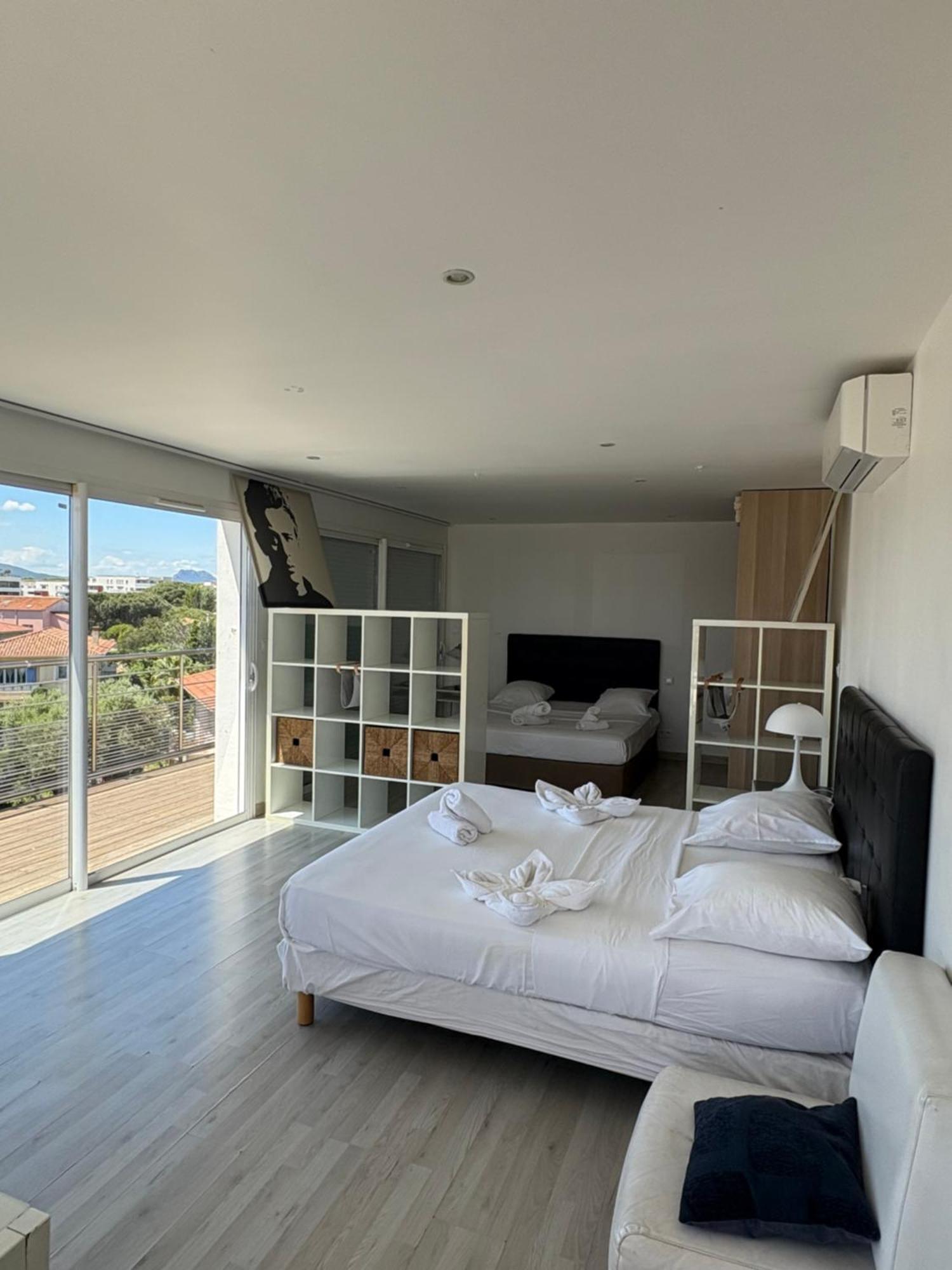 Hotel Sable Et Soleil - Port, Plage Et Jacuzzi Prive Fréjus Екстериор снимка