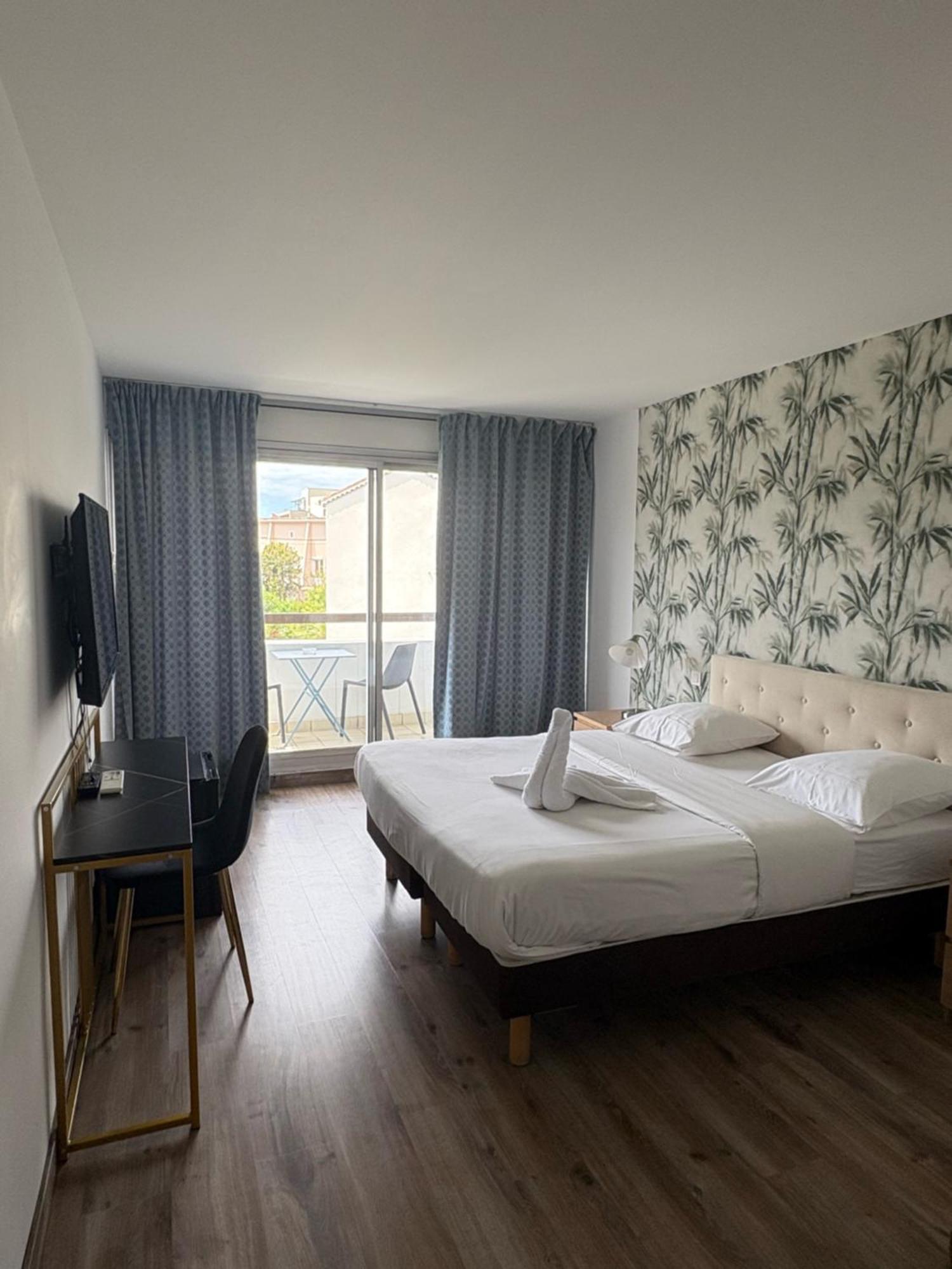 Hotel Sable Et Soleil - Port, Plage Et Jacuzzi Prive Fréjus Екстериор снимка