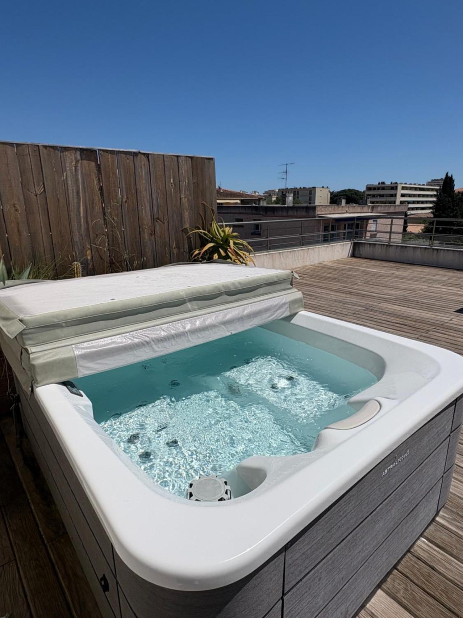 Hotel Sable Et Soleil - Port, Plage Et Jacuzzi Prive Fréjus Екстериор снимка