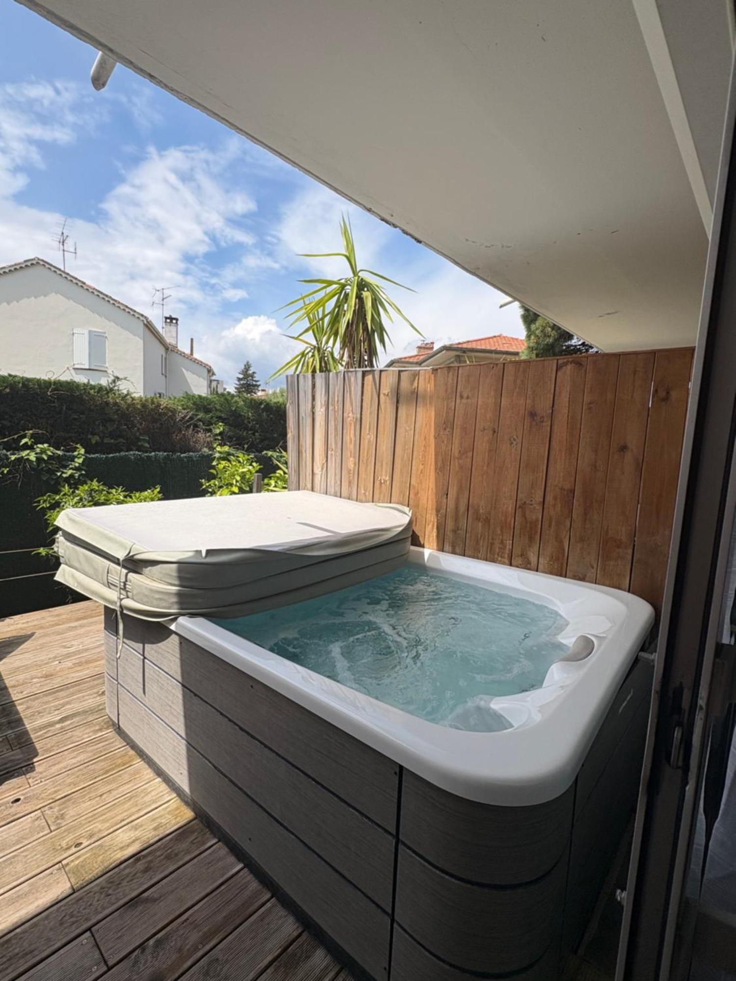 Hotel Sable Et Soleil - Port, Plage Et Jacuzzi Prive Fréjus Екстериор снимка