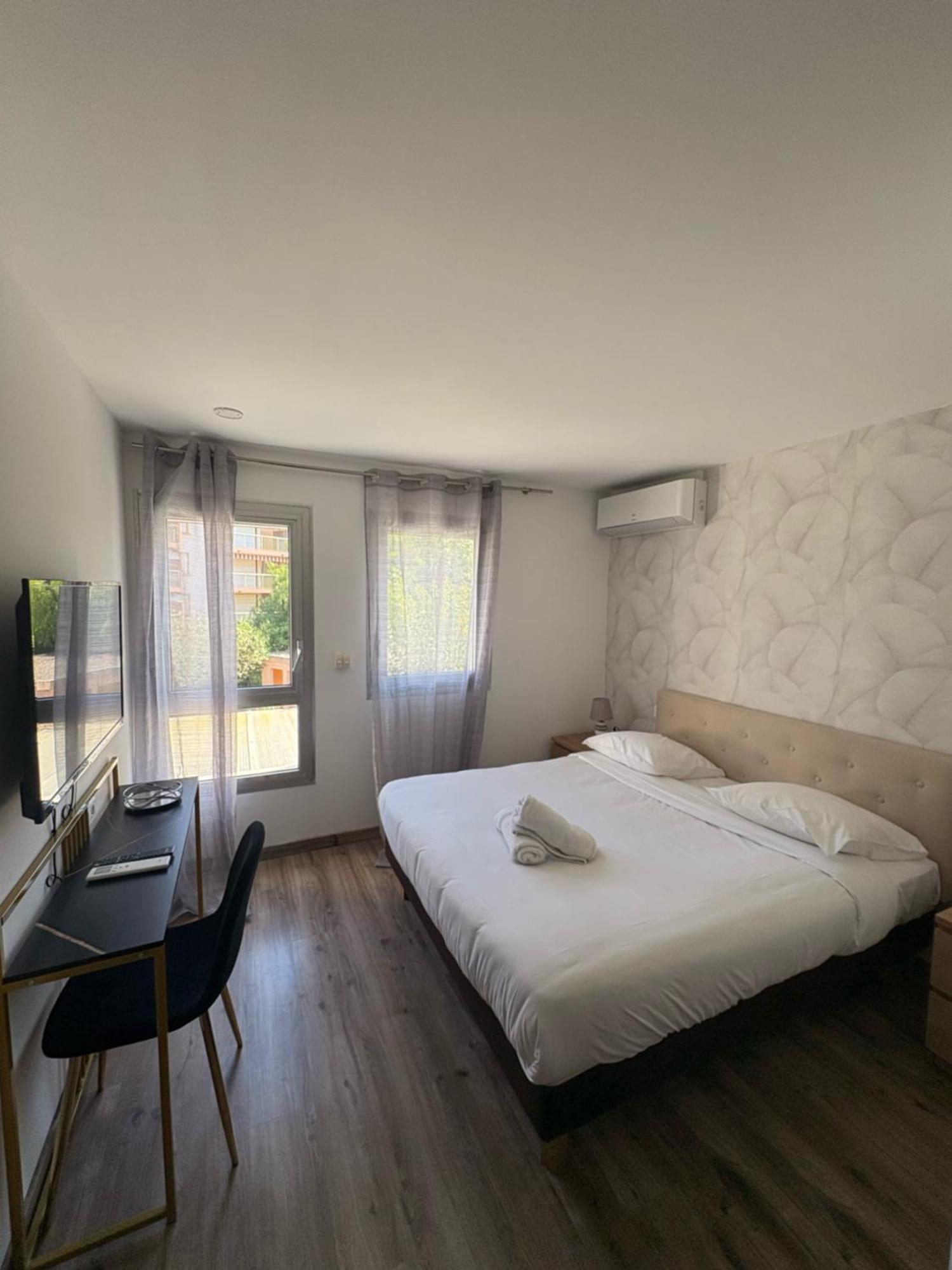 Hotel Sable Et Soleil - Port, Plage Et Jacuzzi Prive Fréjus Екстериор снимка