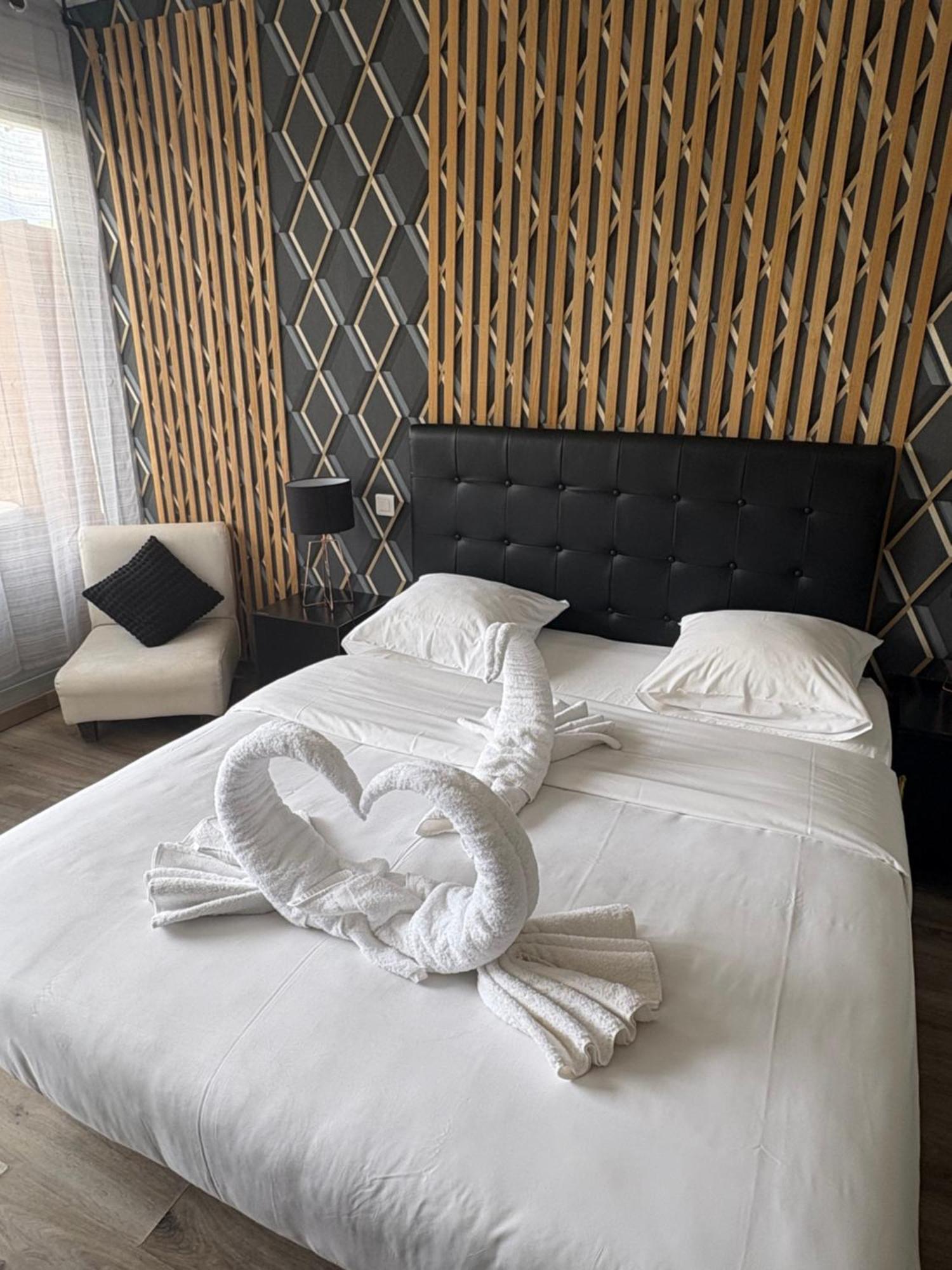 Hotel Sable Et Soleil - Port, Plage Et Jacuzzi Prive Fréjus Екстериор снимка