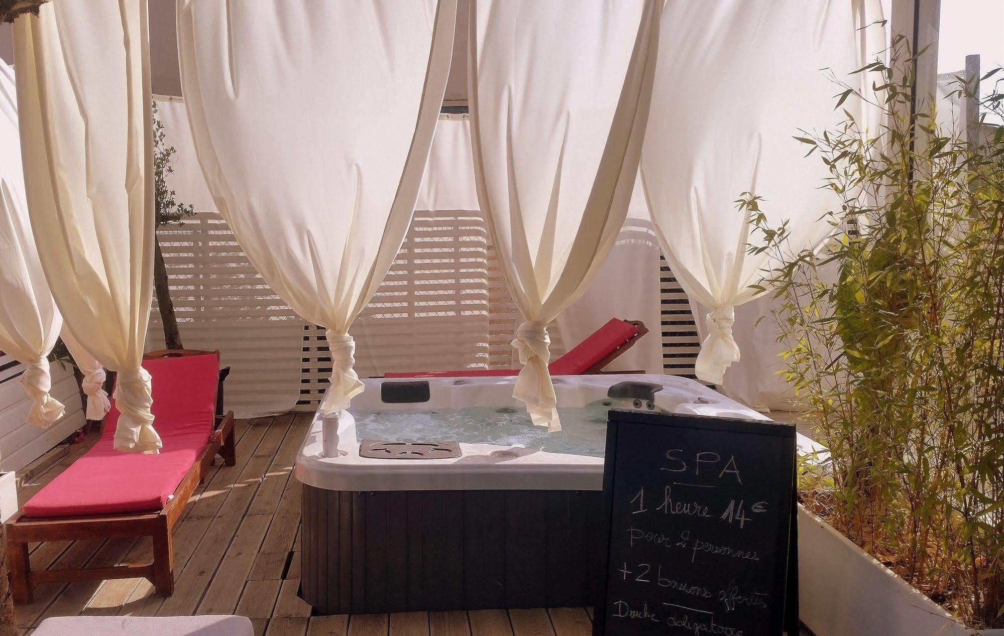 Hotel Sable Et Soleil - Port, Plage Et Jacuzzi Prive Fréjus Екстериор снимка