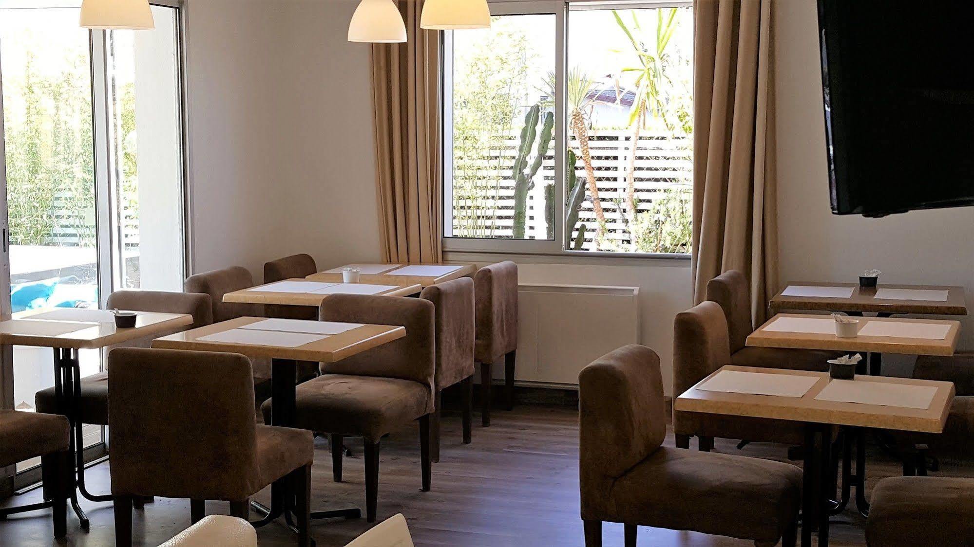 Hotel Sable Et Soleil - Port, Plage Et Jacuzzi Prive Fréjus Екстериор снимка